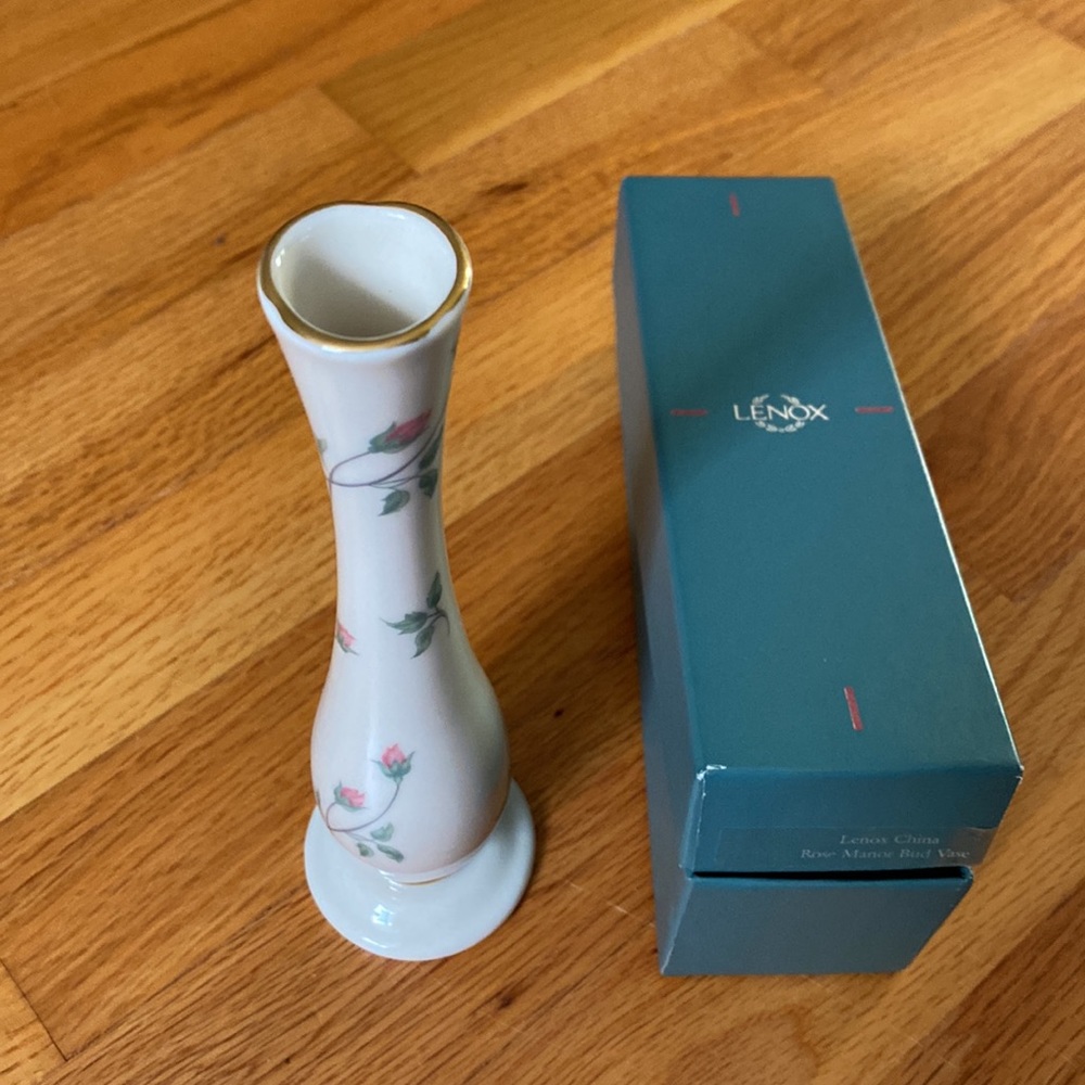 Lenox Rose Manor NWT bud vase 8” with box trimmed in 24k gold, made in USA - Picture 4 of 4